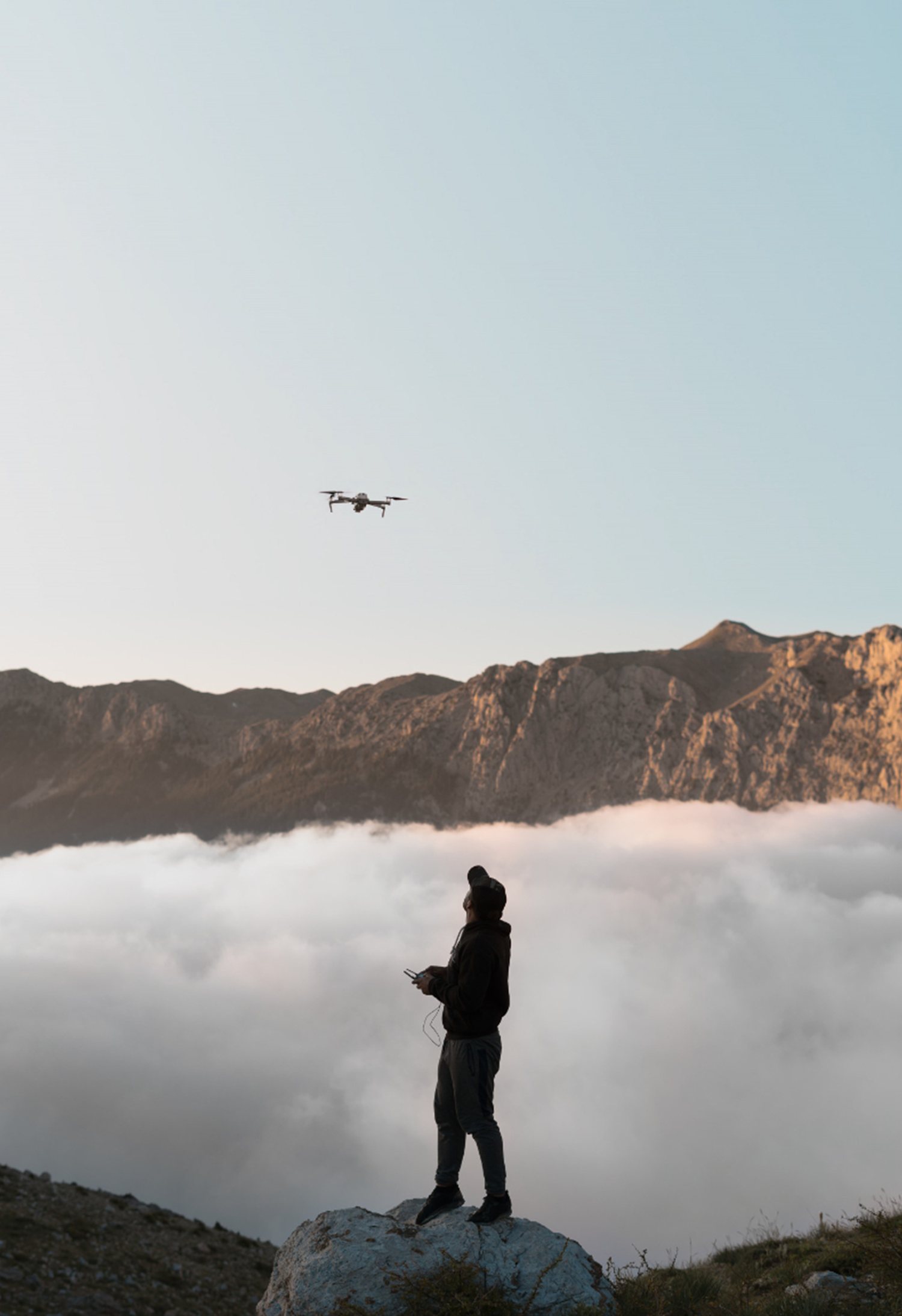 Operador de drone em ambiente de montanha